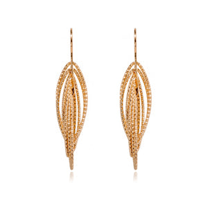 
Gold plated on silver multi ellipse intertwined 3D drop hook earrings, diamond cut, made in Italy, with a length of approximately 3 cm and a width of 1 cm.

